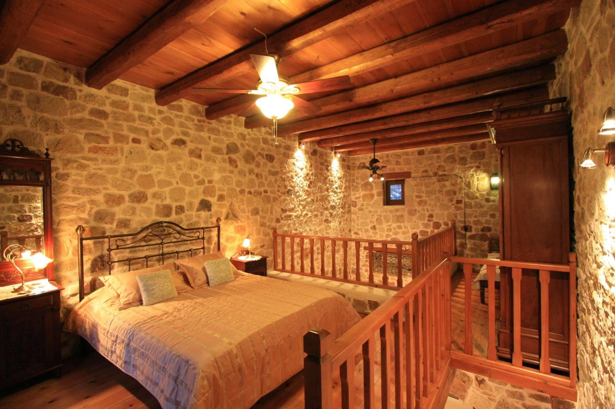 Lithos Traditional Guest Houses 크시로캄보스 외부 사진